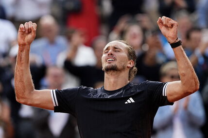 Saša Zverev slavi pehar na Rolan Garosu.