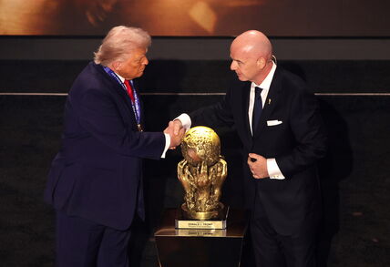 Tramp i Infantino se rukuju.
