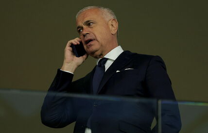Zvezdan Terzić priča na telefon.