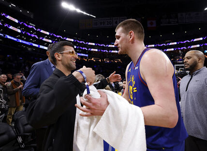 Novak Đoković i Nikola Jokić se grle.