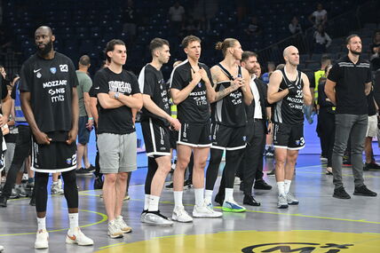 Nik Kalates i igrači Partizana postrojeni na terenu