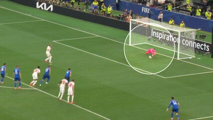 Dominik Livaković brani penal Hariju Kejnu.