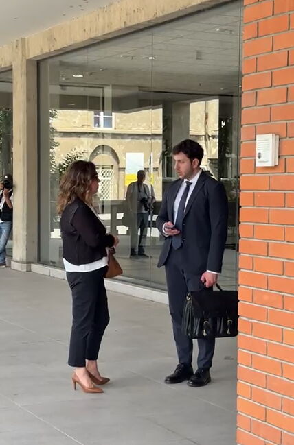 Miljana Kecmanović sa advokatom nakon izricanja presude