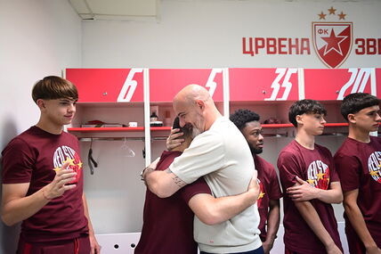 Dejan Stanković sa fudbalerima Zvezde.