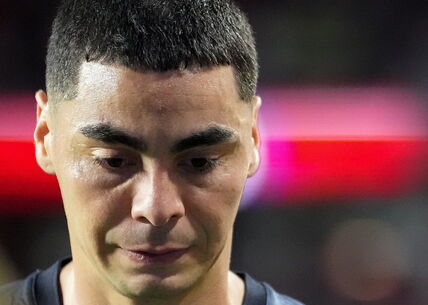 Migel Almiron prvi isključeni fudbaler zbog prekrivanja lica rukom