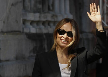 Olivija Vajld maše paparacima na ulici