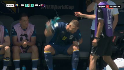 Edin Džeko razbija flašu vode.