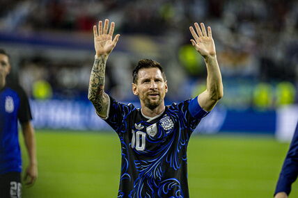 Leo Mesi diže ruke u dresu Argentine.