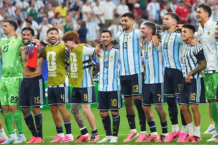 Fudbaleri Argentine zagrljeni na utakmici.