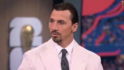 Zlatan Ibrahimović u belom odelu.