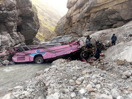 Autobus sleteo u provaliju u Pakistanu (1).jpg