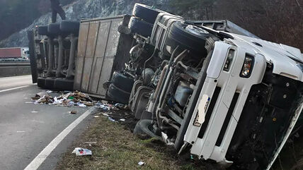 Srpski šleper slupan na nemačkom auto-putu.jpg