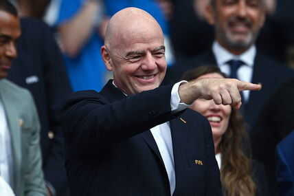 Đani Infantino pokazuje prstom.