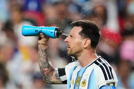 Lionel Mesi se osvežava vodom na Mundijalu