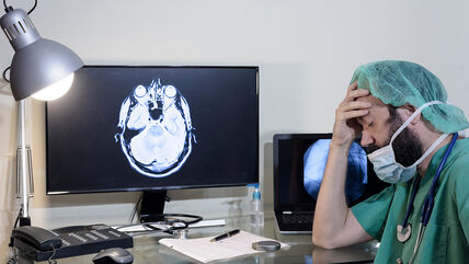 Doktor se drži za glavu u ordinaciji