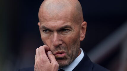 Zinedin Zidan se češe dok ćeka početak finala lige šampiona Real - Borusija Dortmund