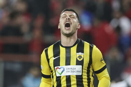 Luka Jović prioslavlja pobedu AEK-a