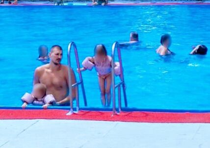 Nikola Jokić na bazenu sa decom