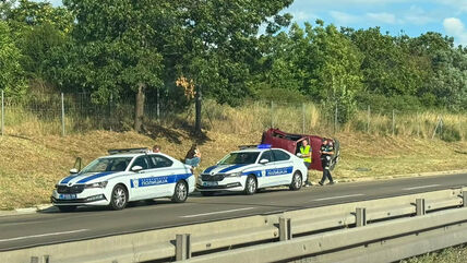 Prevrnut automobil na autoputu kod Velikog Mokrog Luga