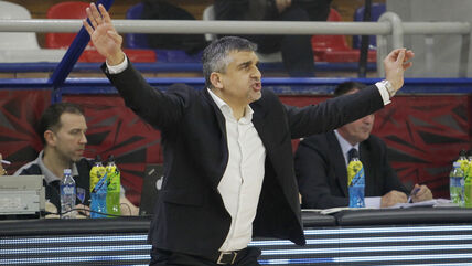 Saša Ocokoljić daje instrukcije timu Borca iz Čačka