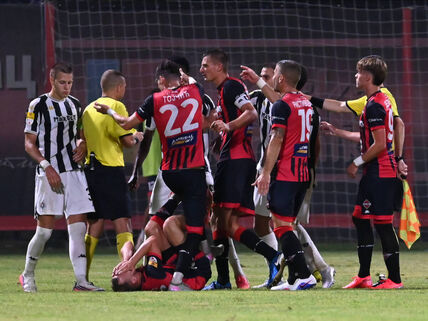 Trenutak kada je Demba Sek dobio crveni karton.
