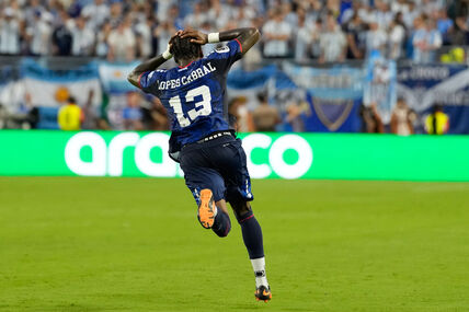 Sidni Lopes Kabral slavi postignut gol protiv Argentine