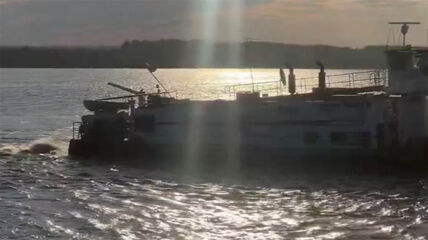 Nasukao se putnički brod na Dunavu.jpg