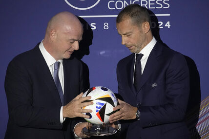 Infantino i Čeferin drže loptu.