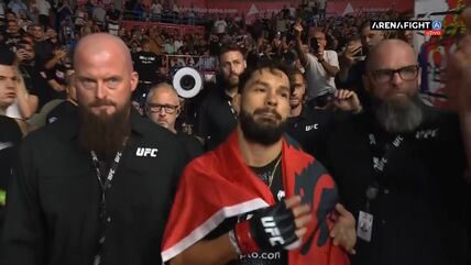 Denis Buzukja ogrnut rumunskom zastavom u Areni na UFC Beograd.