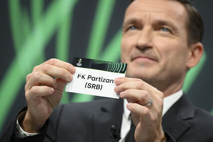 Ceduljica s imenom FK Partizan na žrebu Lige konferencija.