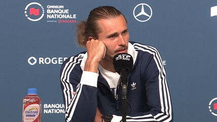 Saša Zverev daje izjavu na konferenciji za medije dok je podbočen na ruku.