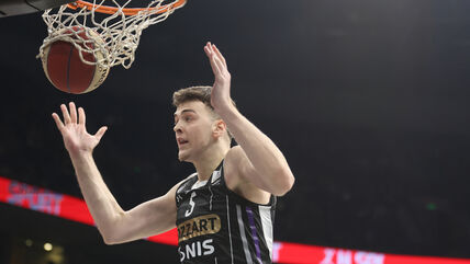 Balša Koprivica zakucava u dresu Partizana