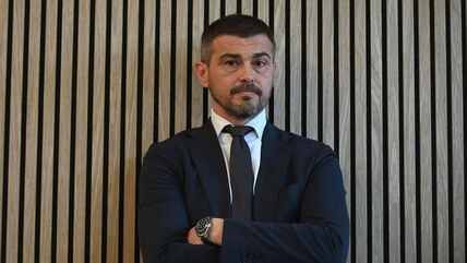 Danko Lazović naslonjen na zid.