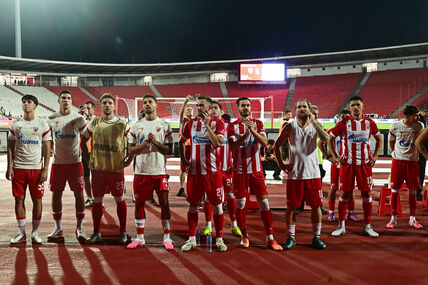 Fudbaleri Crvene zvezde pozdravljaju navijače posle Larna