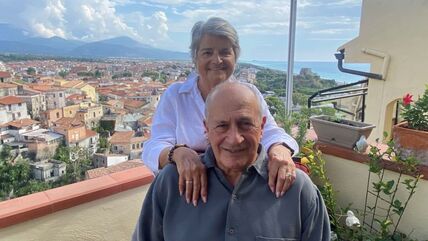 Toni i Frensin Smarel na terasi u Italiji