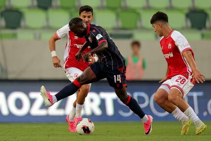 Osman Bukari dribla na utakmici Hapoel Berševa Crvena zvezda