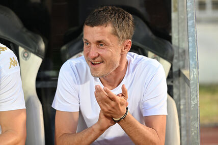 Saša Ilić aplaudira u beloj majici.