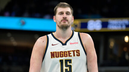 Nikola jokić u Denveru gleda u kameru na utakmici