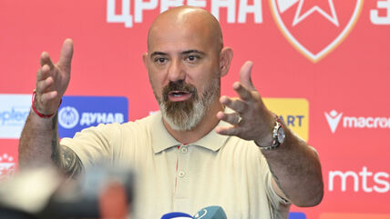 Dejan Stanković širi ruke u razgovoru sa novinarima