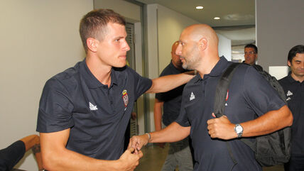 Nemanja Nedović i Saša Đorđević se rukuju bez pogleda.