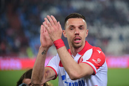 Milan Rodić aplaudira u dresu Crvene zvezde.