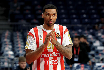 Džoel Bolomboj u dresu Crvene zvezde trlja ruke.