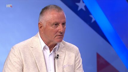 Tomislav Ivković u svetlom sakou na HRT televiziji.