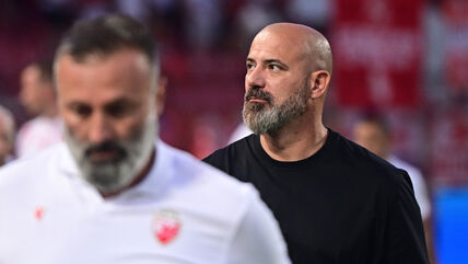 Dejan Stanković izlazi na teren na Zvezda Hapoel