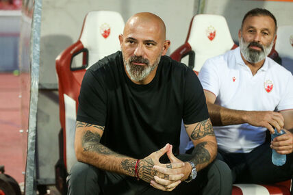 Dejan Stanković sedi na klupi Crvene zvezde