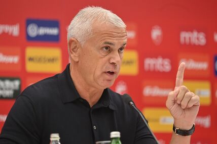 Zvezdan Terzić diže prst dok priča.
