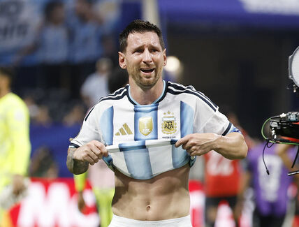 Lionel Mesi podiže dres Argentine.