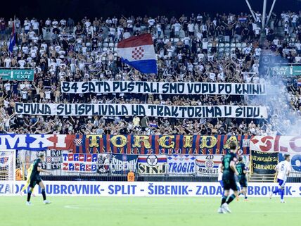 Torcida Hajduk Split ističe transparent protiv Srba na meču sa Istrom