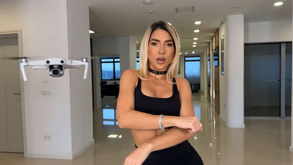 Jovana Jeremić u AI spotu Željka Mitrovića.jpg