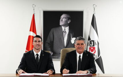 Dušan Vlahović se slika ispred slike Mustafe Kemala Ataturka